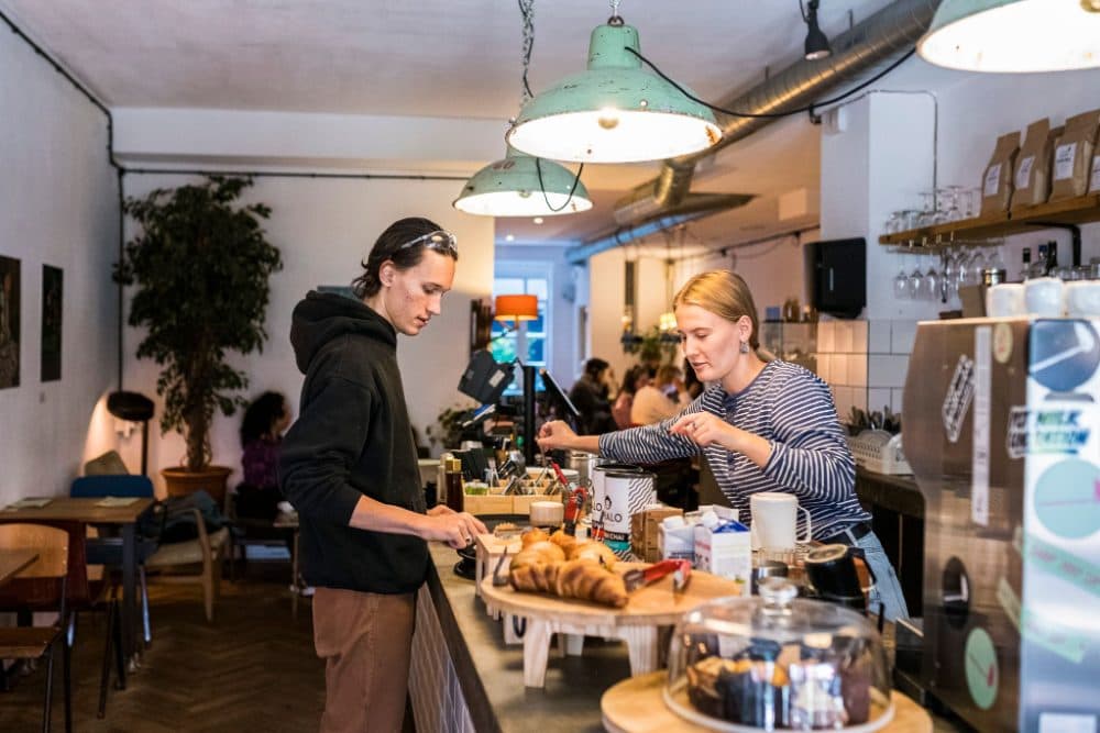 OnMe naast de bestaande kassa bij Lucifer