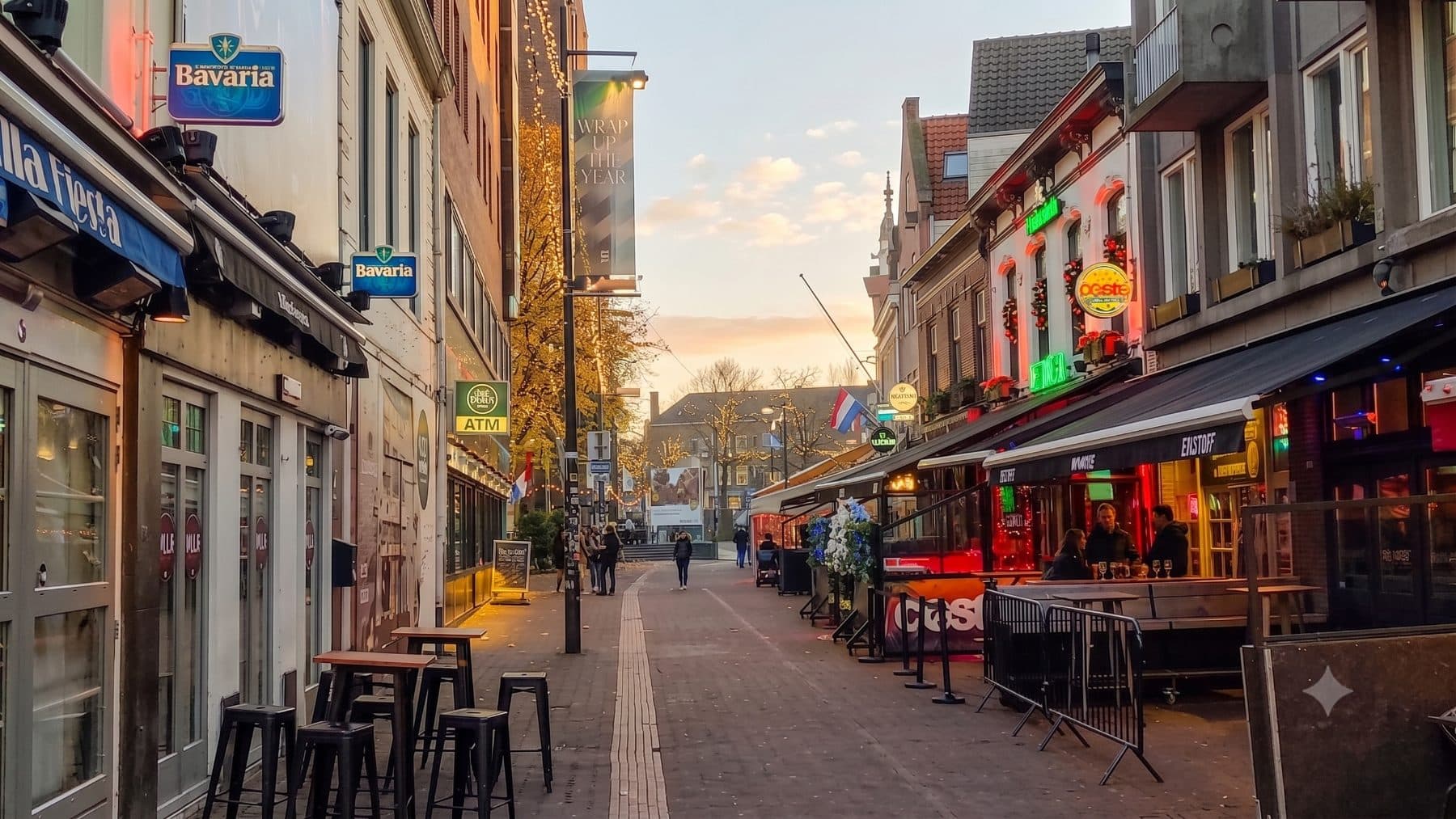 Dezelfde uitgaansstraat, leeg en rustig om 20.00 uur